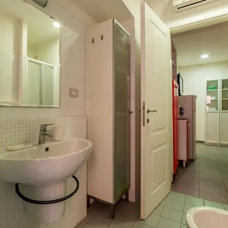 Guesthost - Termini Comfy Апартаменты *