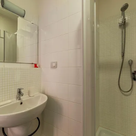 Guesthost - Termini Comfy Апартаменты *