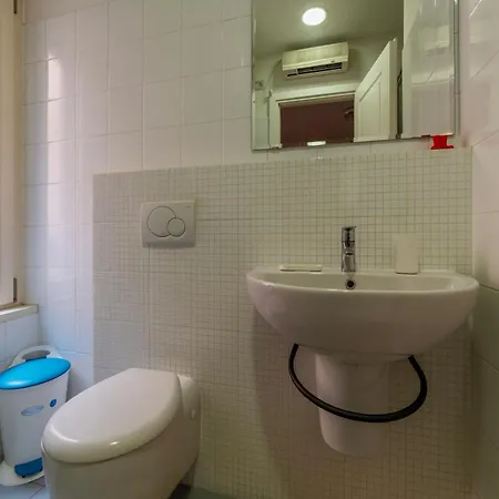 Guesthost - Termini Comfy *